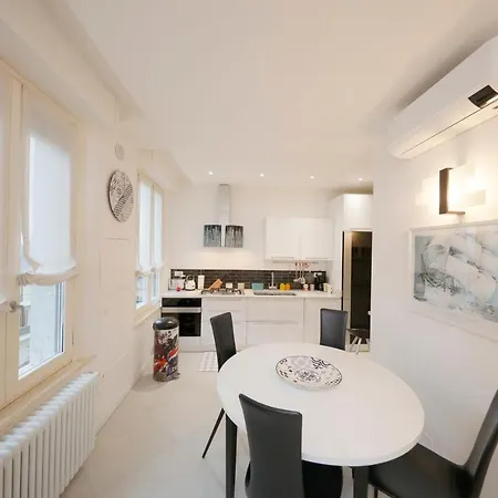 Uptown - Sabrina's Charming Apartment *